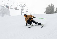 Skifahrer f&auml;hrt die Piste hinab - Benjamin Nolte/dpa-tmn