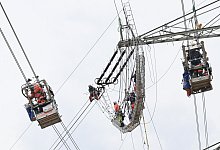 an-winkelabspannmasten-treffen-die-leiterseile-zweier-abspannabschnitte-aufeinander-diese-werden-mittels-einer-schlaufe-verbunden - TenneT