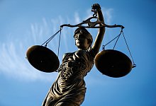 Eine Statue der Justitia h&auml;lt eine Waage in der Hand - David-Wolfgang Ebener/dpa