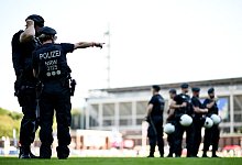 Polizei vor dem Kölner Stadion - Fabian Strauch/dpa
