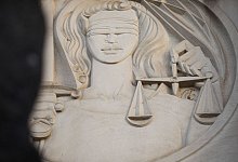 Blick auf ein Relief der Justitia am Landgericht. - Rolf Vennenbernd/dpa/Archivbild