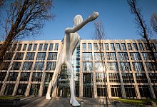 «Walking Man» der Munich Re - Peter Kneffel/dpa