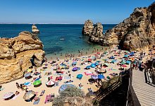 Strandleben an der Algarve - Foto: Matthias Balk/Archiv/dpa