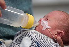Gespendete Muttermilch in der Kinderklinik - Bernd Thissen/dpa