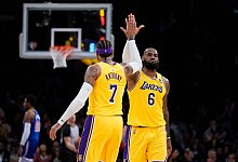 Lakers-Superstar LeBron James (r) klatscht sich mit Mitspieler Carmelo Anthony ab. - Ashley Landis/AP/dpa