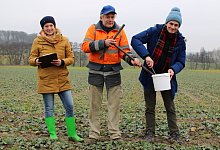 Landwirt Arnd Busse (Mitte) bei der Bodenprobe - 1 - 1 - Annika Langhagel