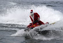 Weihnachtsmann rettet Badeg&auml;ste in Rio - Bruna Prado/AP Photo/dpa