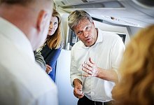 Wirtschaftsminister Robert Habeck spricht auf dem Flug nach Kanada mit Journalisten - ohne Mundschutz. - Kay Nietfeld/dpa