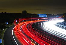 Um ein deutschlandweites Tempolimit auf Autobahnen wird derzeit wieder gestritten. - Symbolbild: Pixabay