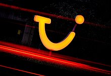 TUI fuhr zuletzt einen personellen Sparkurs. Konzern- und weltweit standen nach dem ersten Corona-Jahr 2020 insgesamt 8000 Jobs auf der Streichliste. - Moritz Frankenberg/dpa