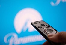 Eine Fernbedienung ist auf einen TV gerichtet - Zacharie Scheurer/dpa-tmn