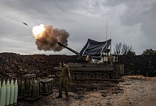 Israelische Soldaten feuern nahe dem Libanon eine Haubitze ab - Ilia Yefimovich/dpa