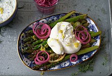 Gr&uuml;ner Spargel mit Burrata - Mareike Pucka/biskuitwerkstatt.de/dpa-tmn