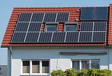 Wohnhaus mit Solarzellen für Photovoltaik auf Dach eines Hauses - Uwe Anspach/dpa-tmn