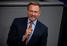 Kritik am Fahrplan f&uuml;r weitere Corona-Lockerungen - Foto: Michael Kappeler/dpa