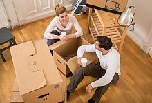 Ein Paar sitzt in einer Wohnung zwischen Umzugskisten - Christin Klose/dpa-tmn