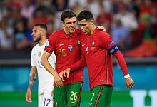 Joao Palhinha und Cristiano Ronaldo - Robert Michael/dpa-Zentralbild/dpa