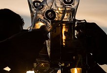 Junge Menschen stoßen im Sonnenuntergang in einem Biergarten mit Biergläsern an. - Patrick Seeger/dpa