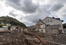Ein zerstörter Gasthof am Ufer der Ahr in Dernau drei Monate nach der Flutkatastrophe vom Juli. - Boris Roessler/dpa