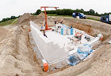 Baustelle eines Einfamilienhauses mit Keller - picture alliance / dpa-tmn