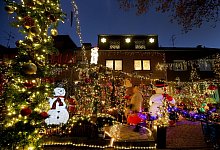 Weihnachtshäuser - Roland Weihrauch/dpa