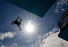 Sprungturm im Freibad - Foto: Oliver Berg/dpa