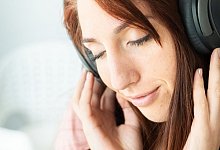 Kopfh&ouml;rer f&uuml;r 3D-Audios - Franziska Gabbert/dpa-tmn