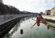 Neujahrstauchgang in Rom - Andrew Medichini/AP/dpa