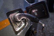 Elektroauto lädt im Winter an einer Ladesäule - Julian Stratenschulte/dpa/dpa-tmn