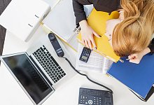 Die Arbeit stapelt sich? - Foto: Monique W&uuml;stenhagen/dpa-tmn/Illustration