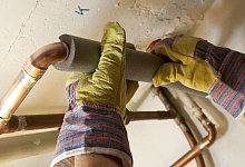 Heizungsrohre d&auml;mmen mt Schaumstoff - Kai Remmers/dpa-tmn