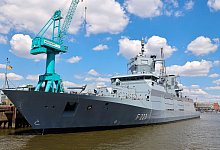 Fregatte an Kaimauer der Norderwerft im Hamburger Hafen - Christian Charisius/dpa