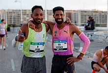 Samuel Fitwi (l) und Amanal Petros - David Gonzalez/dpa