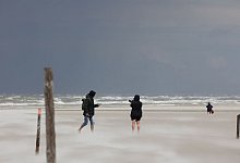Sturmtief &bdquo;Poly&ldquo; - Sankt Peter-Ording - Bodo Marks/Bodo Marks/dpa