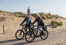 E-Bikes helfen Älteren mobil zu bleiben, vor allem auch auf längeren Touren. - www.tout-terrain.de/pd-f/dpa-tmn