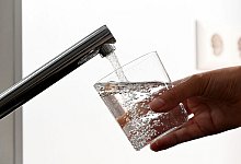 K&ouml;nnte es in den kommenden 10 bis 15 Jahren zu Engp&auml;ssen beim Trinkwasser kommen? Laut einer Umfrage sorgen sich bereits 41 Prozent der Bundesb&uuml;rger um die Versorgungssicherheit. - Bernd Wei&szlig;brod/dpa