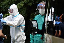 Noch immer sind laut Kreisverwaltung insgesamt 20 mobile Teams im Kreis G&uuml;tersloh im Einsatz, um Menschen auf das Coronavirus zu testen&ndash; erst mal auf unbestimmte Zeit.&nbsp; - Patrick Menzel