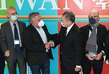 Klaus-Peter Willsch wird von Taiwans Vize-Au&szlig;enminister Alexander Tah-ray Yui begr&uuml;&szlig;t. - Au&szlig;enministerium Taiwan/dpa