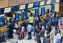 Flughafen BER mit wartenden Fluggästen - Michael Ukas/dpa