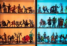 Anime-Sammelfiguren in einer Vitrine - Laura Ludwig/dpa-tmn