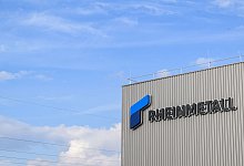 Logo von Rheinmetall - Julian Stratenschulte/dpa