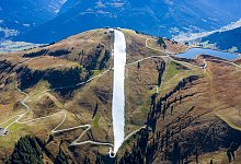 Schneeband im Gr&uuml;nen - Foto: Expa/Johann Groder/APA/dpa