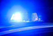 Blaulicht auf Polizeiauto - Julian Stratenschulte/dpa