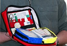 Notfallkoffer f&uuml;r Hunde - Foto: Wolfgang Kumm/dpa