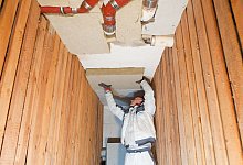 Ein Polier dämmt einen Keller - Klaus-Dietmar Gabbert/dpa-tmn