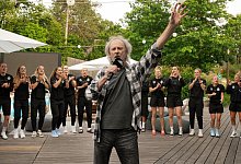 Wolfgang Petry bei den deutschen Fußballerinnen - Yuliia Perekopaiko/DFB/dpa