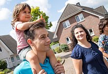 Ein Vater trägt eine Tochter auf den Schultern - Christin Klose/dpa-tmn