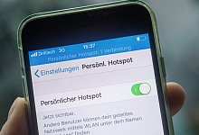 Smartphone als Mobil-Hotspot - Foto: Andrea Warnecke/dpa-tmn