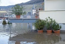Ein Haus ist bis zum Balkon überflutet - Florian Schuh/dpa-tmn
