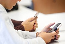 Handy im Klassenzimmer - Roland Weihrauch/dpa